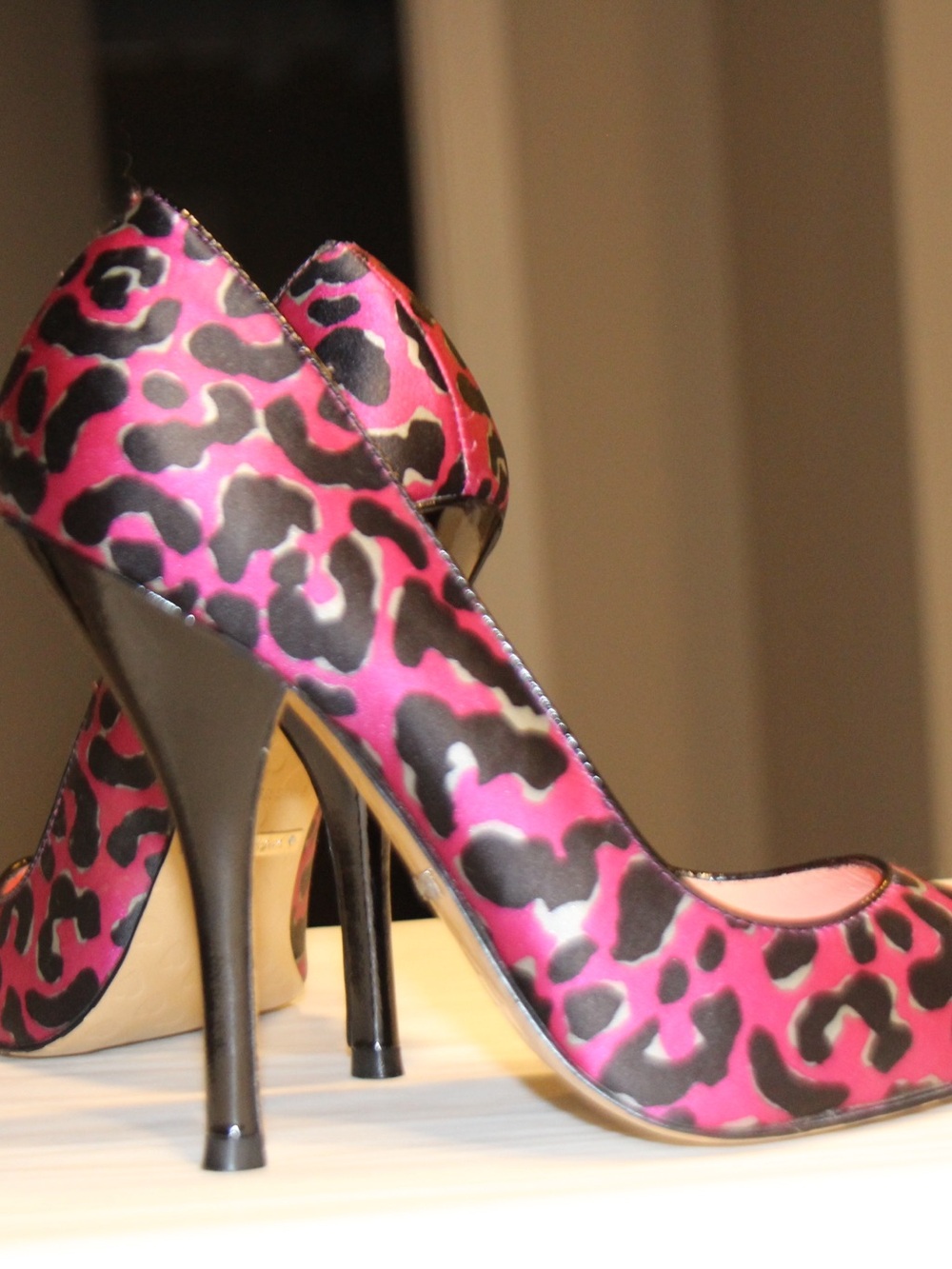 Betsey Johnson 7 (LIKE NEW) Fuchsia Leopard Pointed Toe Stiletto Pump